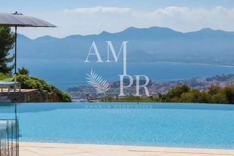 Magnifique villa contemporaine de charme, aux volumes généreux, vue panoramique sur la mer, la Baie de Cannes et le Massif de l'Estérel. De plain pied sur la terrasse et la piscine à débordement, un immense séjour, et cuisine équipée. À l'étage : 5 c...