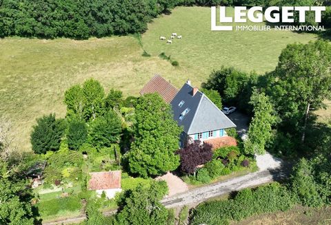 A32309ABR63 - Cette charmante propriété de caractère offre calme et superbes vues sur la campagne dans une région préservée de France. La maison principale dispose d'une disposition spacieuse avec 4 grandes chambres et 3 salles de bain. Un grand espa...