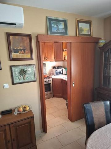 This well-maintained apartment is available for sale in Medulin, featuring a total area of 60.76 m². The layout includes: Entrance Hall Dining Area with Kitchen Living Room Bedroom with Balcony Located just 500 meters from the beach, the property off...