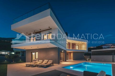 Villa Mira is gelegen in een prestigieus en rustig gebied van luxe onroerend goed in Podstrana, in de buurt van Split, en is een waar juweeltje in dit gebied. De villa strekt zich uit over 320 m² verdeeld over drie verdiepingen met een indrukwekkend ...