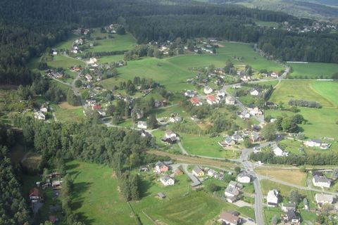 Auf einem schönen und von Bäumen umgebenen und eingezäunten Grundstück (600qm) liegt diese komfortabel und gemütlich eingerichtete Ferienwohnung in einem völlig freistehenden Ferienhaus in Bad Elster. Hier finden Sie Ruhe und Erholung inmitten der Na...