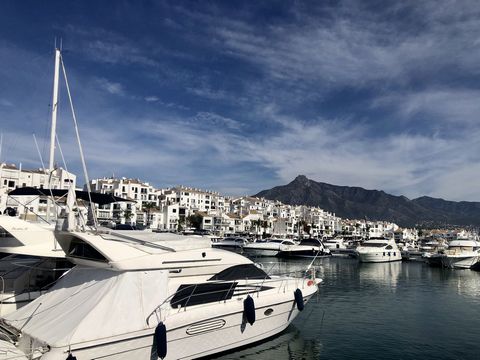 Triple AAA location. Next to Puerto Banus, the bullring and centro plaza shopping centre. Unique opportunity! Successful business for leasehold in Nueva Andalucía, Marbella Fully operational bar with food service 