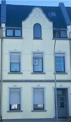 Winstgevend rendementsappartementencomplex in Mönchengladbach! Deze woning is ideaal voor investeerders omdat het volledig is verhuurd en betrouwbare betalende huurders heeft. Met 9 kamers, een woonoppervlak van 257 m² en een perceeloppervlakte van 4...