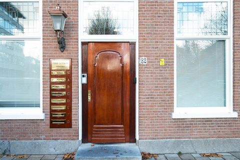 Dit luxe appartement met één slaapkamer, met een oppervlakte van 70 m², biedt een stijlvol en comfortabel verblijf voor maximaal twee gasten. Het bevindt zich in het prestigieuze Nautical Center Scheveningen en beschikt over een ruime slaapkamer met ...