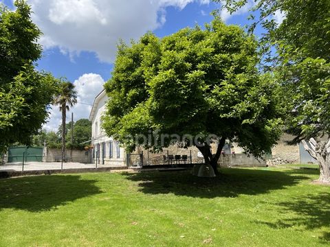 Demeure fin XIXème 4 pièces de 137 m² avec piscine plein sud - Chevanceaux (17)