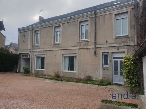 EXCLUSIVITÉ - QUARTIER CALME En vente : proche de la gare de MONTLUCON (03100), nous vous présentons cet appartement au rez-de-chaussée rénové et spacieux de 6 pièces de 133,96 m² avec vue sur jardin. Il dispose d'une entrée, de trois chambres dont d...