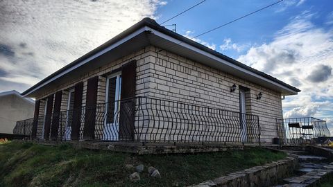 Semi plain-pied individuel sur sous-sol complet, 3 chambres, garage