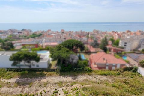 Descubre una oportunidad única en pleno centro de El Masnou (no existe otra parcela igual): un solar de 3.065 m² con espectaculares vistas al mar y a solo 10 minutos caminando de la playa. Una joya escasa en el mercado, ideal para quienes sueñan con ...