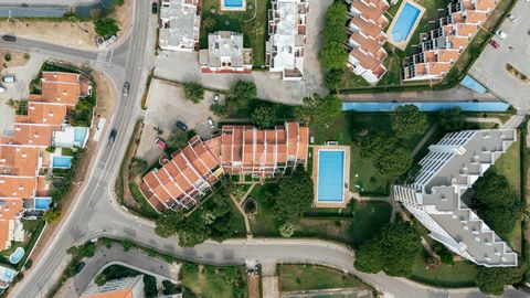 Viva com conforto e tranquilidade neste elegante apartamento T2 em Vilamoura, ideal para quem procura um lar acolhedor numa localização privilegiada. Situado no primeiro andar de um condomínio fechado com piscina e estacionamento, oferece um ambiente...