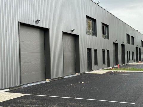 a vendre bâtiment indépendant 19 portes à quais couverts pour les expeditions avec bureaux pour activité ou stockage proche de BOURGOIN JALLIEU (38)