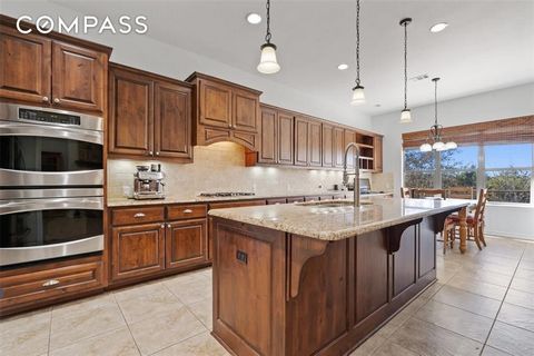 Welkom bij 172 Mirafield Lane, een prachtig huis in de prestigieuze Belterra-gemeenschap van Austin, TX. Deze elegante residentie biedt 3.469 vierkante meter aan luxe leefruimte die zorgvuldig is ontworpen om verfijning met comfort te combineren. Dez...