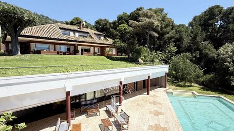 Exclusive Villa with Large Plot and Pool in Premià de Dalt – Maresme Barnes presents this elegant detached villa, located in one of the most peaceful and sought-after areas of Premià de Dalt, just a few minutes' walk from the town center. Set on a ma...