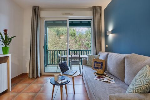 Situé au sein de la résidence Iratzia, cet appartement offre un espace lumineux et bien pensé pouvant accueillir jusqu'à quatre personnes. Le séjour dispose d'un canapé-lit et s'ouvre sur une terrasse privée, idéale pour prendre un café le matin ou s...