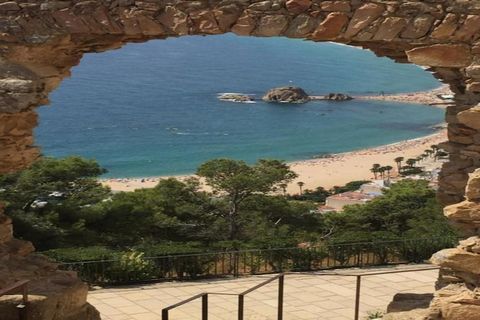Esta encantadora villa de 5 dormitorios se encuentra en una tranquila zona residencial a tan solo 3 km de Blanes, uno de los pueblos más bonitos de la Costa Brava. Perfecta para vacaciones en familia, tiene capacidad para 9 huéspedes y ofrece un ento...