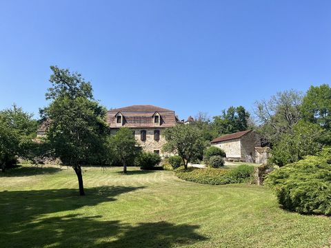 Capdenac, maison de maître rénovée avec grange et dépendances.