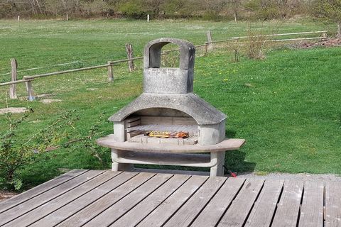 Cette spacieuse maison de vacances invite les familles et les amis à se détendre en pleine nature. Dotée d'une entrée privée, d'un salon ensoleillé et de tout le confort moderne, elle est idéale pour des moments conviviaux et des moments de calme. Le...