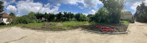 Au calme mais proche de toutes les commodités du village de Fourqueux à pied, de plusieurs arrêts de bus desservant la ville de Saint Germain en Laye, ainsi que du fameux Lycée international, je vous présente ce beau terrain plat à bâtir de 378 m2 (a...