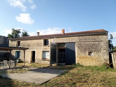 maison charentaise à la campagne