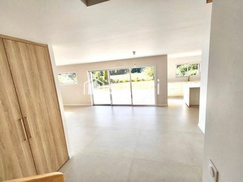 maison très récente, la campagne à la ville, proche de toutes commoditées à pied, belle pièce de vie, vie de plain pied