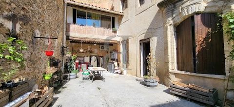 GOED Aan de voet van de Mont Ventoux, in het charmante Provençaalse dorpje Bédoin, is dit karaktervolle gebouw gericht op liefhebbers van het oude, steen en renovatie. Ideaal gelegen op een steenworp afstand van winkels, cafés en de lokale markt, bie...