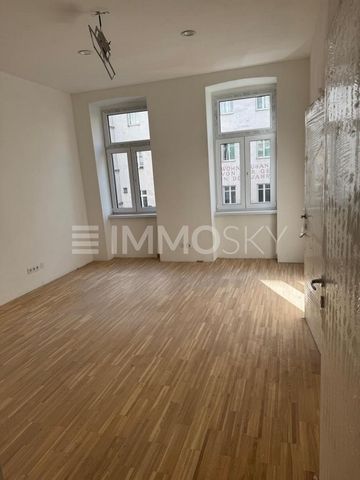 Oud gebouw, tussenverdieping, lichte kamers en centrale ligging zijn slechts enkele hoogtepunten van dit woonjuweel! Smaakvol en eigentijds is dit tweekamerappartement de perfecte singles-hit! Plattegrond: 2 kamers 1 doucheruimte met toilet 1 keuken ...
