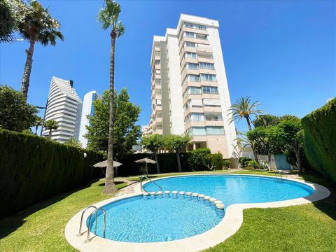 2-Bedroom Apartment for Sale in Calpe, Second Line to the Beach, with Communal Pool and Partial Sea Views, Just 100 m from the Beach This 80 m² apartment is located on the fifth floor of the building, which features an elevator, facing southwest. It ...