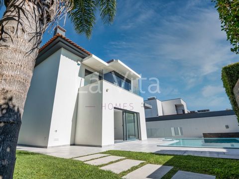 Neues 5-Zimmer-Haus (5 Suiten) in Birre, Cascais. Dieses 5-Zimmer-Haus befindet sich in Birre, einem der angesehensten Viertel von Cascais. Das Haus mit 5 Suiten ist mit Klimaanlage, elektrischen Rollläden und Solarmodulen ausgestattet. Es verfügt üb...