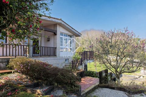 This is a charming house built on one level with good materials, located in the outskirts of the town of Tui. It has 341 square metres of built surface area and sits on a large plot measuring 2,060 square metres, with a barbecue area and an additiona...