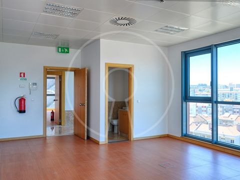 Escritório no 12º andar de edifício de referência no Parque das Nações em localização Premium. O escritório situa-se num edifício moderno só de escritórios com portaria na recepção. Excelente oportunidade para investir dada a localização, acessos exc...