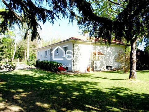 Maison de plain-pied T7 de 168m2, 3 chambres, grande terrasse, sous sol, garage, carport et son parc plat, arboré de 1929m2.