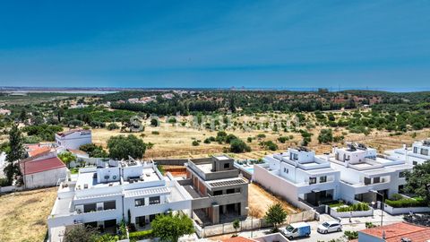 2+2 Bedroom Townhouse in an Exclusive Area of Castro Marim This property consists of four bedrooms, one of which is en-suite, a spacious living room filled with natural light, and a fully equipped kitchen with direct access to the outdoor area, where...