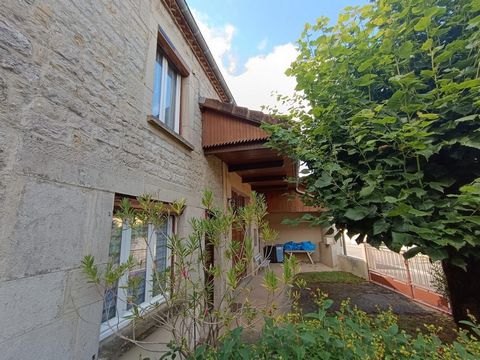 MAISON EN PIERRE AU COEUR DU VILLAGE