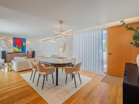 Empreendimento Casas do Sol. Espaços que Inspiram Viver! Esta maravilhosa e luxuosa moradia de tipologia T4+1, composta por 3 pisos, combina na perfeição, o design e arquitetura moderna com a elegância num só espaço. A moradia tem os seus 388,85 m² m...