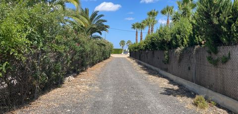 Descripción de la propiedad:Vivienda de 110 m² construidos sobre una parcela de 2.500 m², ubicada en una zona tranquila y con buen acceso. La casa dispone de tres habitaciones, dos baños, galería y terraza, con buena luminosidad natural.El terreno ex...