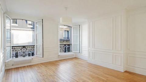 Dans une prestigieuse copropriété haussmannienne avec gardienne, au cinquième étage, cet appartement de 78,2m² est idéalement situé au cœur du 8ᵉ arrondissement, à proximité de la Madeleine, du Palais de l’Élysée et de l’ambassade des États-Unis. Il ...