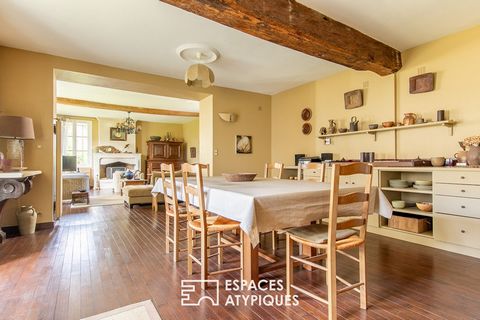 Nestled in a town north of Saumur, this magnificent residence consists of two completely renovated farmhouse buildings This character property offers a unique living environment for nature lovers in a park of more than 15,000m2. The main house, of ab...