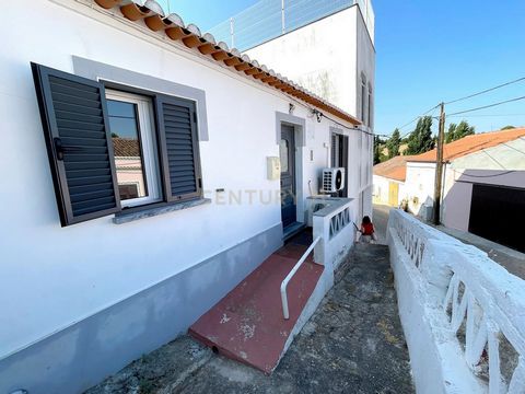 Située dans un quartier calme du village de Beringel, à côté du Jardin da Rampa, cette maison T2 de plain-pied offre un équilibre parfait entre la sérénité de la vie de village et la proximité de la ville de Beja. Beringel est un village qui offre to...