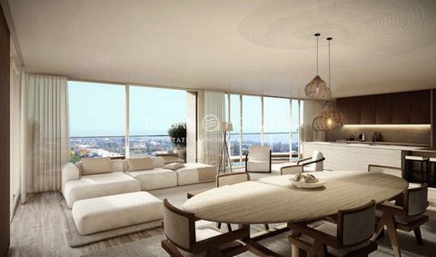 Located in Carvoeiro. Welcome to this luxury penthouse apartment located on the top floor of a high-end resort in Carvoeiro with an outstanding panoramic view over the village and the sea. Generous living space and outstanding equipment: The total ar...