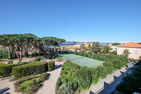 Situation:Situé dans une résidence fermée avec gardien et terrain de tennis, situé à 1500m du port de Saint Tropez et proche de la plage de la Bouilla