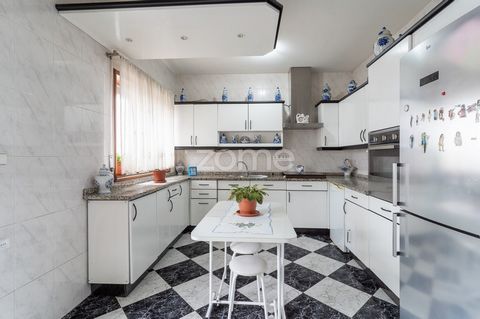 Property ID: ZMPT543866 Fantastic apartment in the center of Santo Tirso. It stands out for its good sun exposure, the great luminosity through natural light, the good general state of conservation and wide areas. In the vicinity we can find various ...