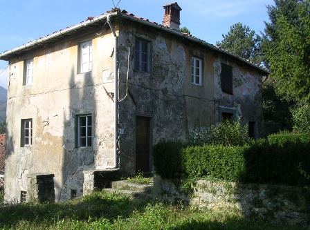 Buildings complex consisting of a manor villa and rural buildings to be restored, situated in the town of Borgo a Mozzano, in the locality of Terzoni and Oliveto. The property is accessible via a local dirt road from the provincial road Lodovica, on ...