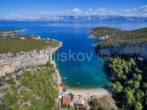 Hvar PokrivenikBauland von 850 m2 zu verkaufenDirekt neben dem Strand. Gemischte Bauzone, M1. Baufähigkeit ca. 250 m2 - Wohn- und Geschäftszwecke.Strom und Wasser auf dem Grundstück.Asphaltstraße zum Grundstück.www.biliskov.com ID: 10429-1