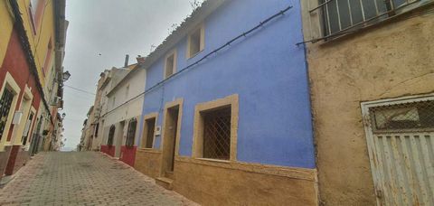 Typical spanish house for sale in the center of Bullas. It has been used and registered in Murcia as a rural house to let and it can still be used as it has a current license in place. This property for sale in Bullas is a cosy little rural house loc...