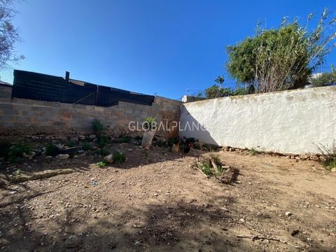 Land suitable for construction of a house with basement, ground floor and first floor; with east-west orientation. Located in the historic center of Estômbar, with all kinds of shops at the door. Take advantage of this good business opportunity!