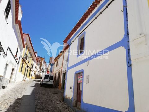 Onvoltooid huis in het historische gebied van Cabeço de Vide. Het heeft een kleine achtertuin. Gelegen aan de hoofdstraat, dicht bij het postkantoor, bars, sociale ruimtes, medisch centrum, de beroemde Termas de Cabeço de Vide, met alle charme van de...