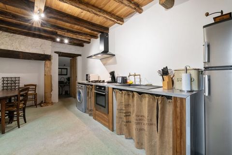 Dit vakantiehuis heeft 2 slaapkamers en is geschikt voor 4 personen, dit is ideaal voor een gezin. Het is gelegen in het pittoreske dorpje Le Moustier in de Dordogne. Vanuit het huis loop je zo de natuur in. Bezoek de indrukwekkende Roque Saint-Chris...