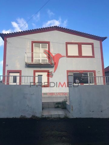 House T3 in the parish of Lajes. The villa consists of two floors: Ground floor: -living room; -kitchen; -office; Two toilets. 1st floor: - 3 bedrooms, one of them en suite; -living room; -office; - 1 toilet; - A storage room. In the adjacent annex t...