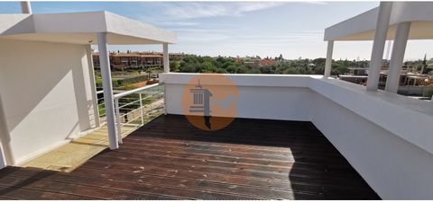 2 bedroom villa totally renovated, located in Carvoeiro in a quiet area where the single-family housing predominates, with easy access (car and pedestrian) This friendly villa has plenty of natural light due to its original architecture. At the entra...