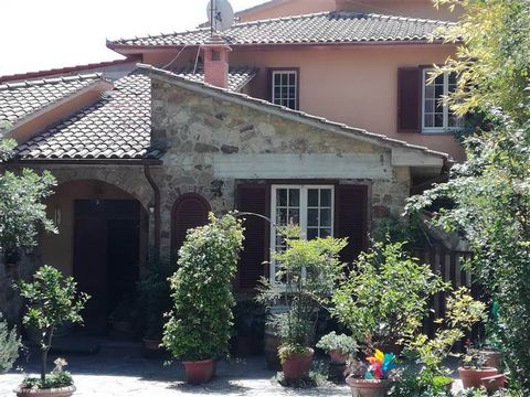 CASTELNUOVO BERARDENGA (SI): 10 minutes from Siena, immersed in the green hills of Chianti, portion of stone villa of 270 sqm on two levels composed of: * Ground floor: living room, kitchen, covered veranda, four double bedrooms, three bathrooms, sto...