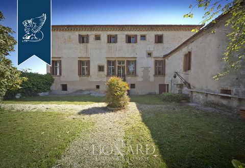 This splendid Veneto villa is for sale and is a magnificent example of a Renaissance villa. The long and narrow hall divides the residence in two perfectly symmetrical parts (front and back). Different changes in the structure have been made through ...